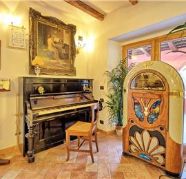 5 Bedroom Villa with Pool near Gubbio in Umbria, Sleeps 10